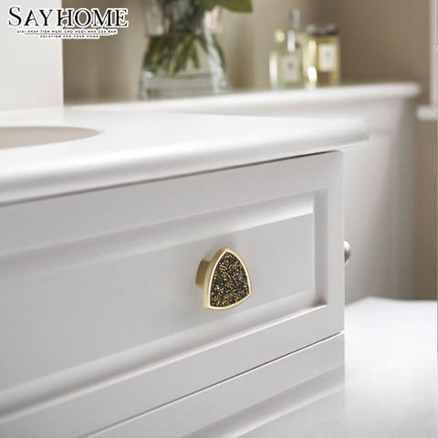 Núm tủ hiện đại đính đá màu vàng xước và bạc xước SH8972