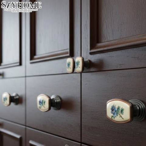 Núm tủ tân cổ điển vintage gốm sứ hoa văn hai màu vàng gold và đồng đen SH9024