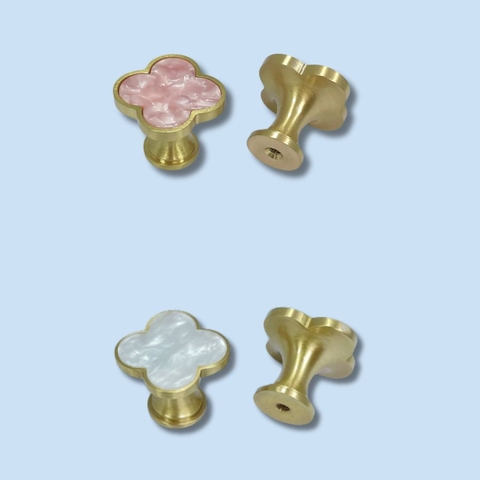 Núm tủ hiện đại màu vàng gold mặt hoa bốn cánh SH2276