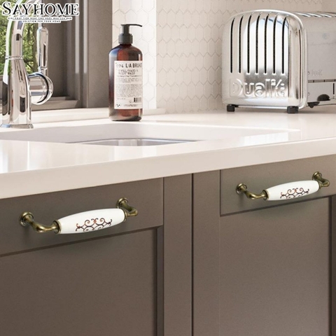 Tay nắm tủ tân cổ điển màu đồng mặt sứ trắng SH9003