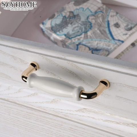 Tay nắm tủ hiện đại màu vàng gold mặt sứ trắng SH5537