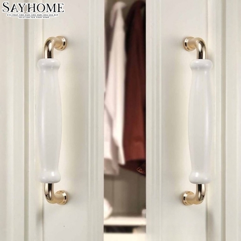 Tay nắm tủ hiện đại màu vàng gold mặt sứ trắng SH5537