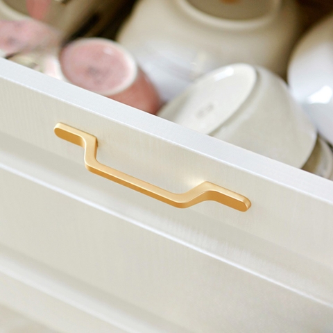 Tay nắm tủ hiện đại màu vàng mờ SH8895