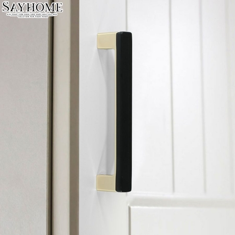 Tay nắm tủ hiện đại màu đen vàng gold SH8994