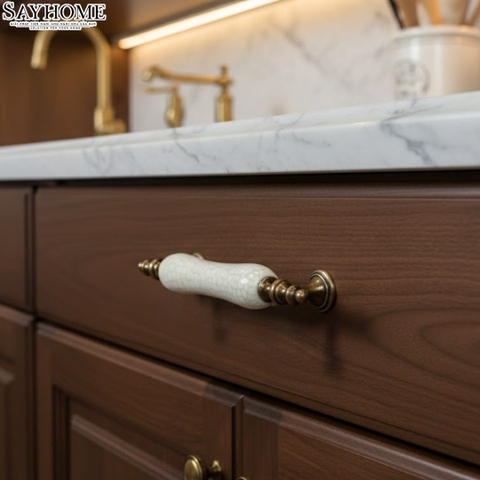 Tay nắm tủ tân cổ điển Vintage màu đồng mặt sứ trắng SH5841