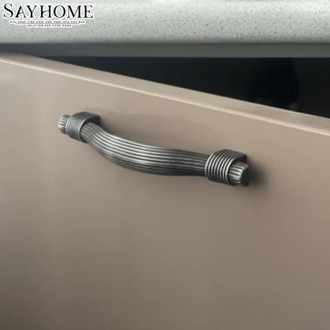 Tay nắm tủ tân cổ điển màu đen SH8001