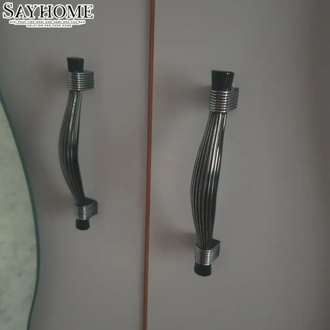 Tay nắm tủ tân cổ điển màu đen SH8001