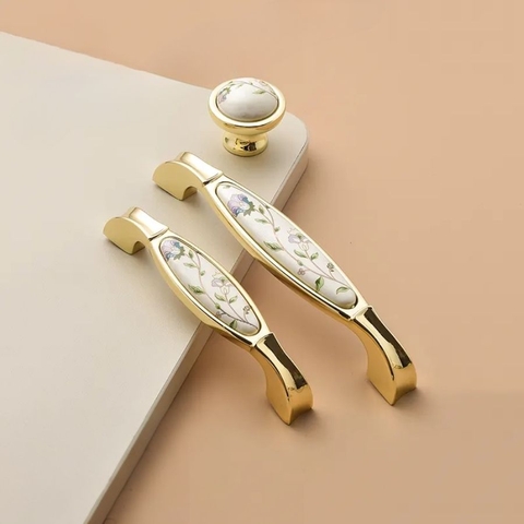 Tay nắm tủ tân cổ điển Vintage màu vàng gold mặt sứ trắng hoa văn SH1809