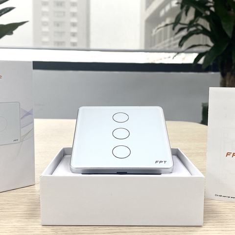 Công tắc cảm ứng nhà thông minh FPT Smart Home Athena vuông màu trắng 3 nút