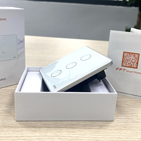 Công tắc cảm ứng nhà thông minh FPT Smart Home Athena vuông màu trắng 3 nút