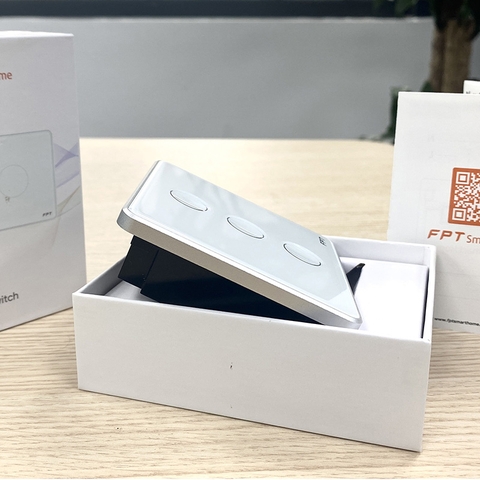 Công tắc cảm ứng nhà thông minh FPT Smart Home Athena vuông màu trắng 3 nút