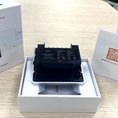 Công tắc cảm ứng nhà thông minh FPT Smart Home Athena vuông màu trắng 3 nút