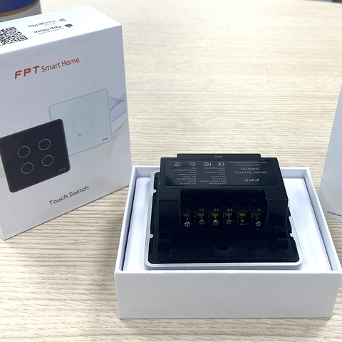 Công tắc cảm ứng nhà thông minh FPT Smart Home Athena vuông màu trắng 3 nút
