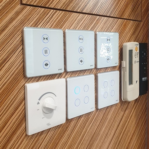 Công tắc cảm ứng nhà thông minh FPT Smart Home Athena vuông màu trắng 4 nút