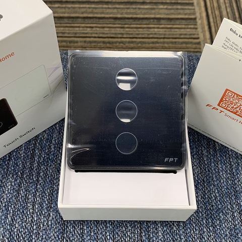 Công tắc cảm ứng nhà thông minh FPT Smart Home Athena vuông màu đen 3 nút