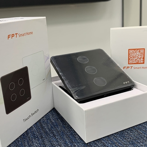 Công tắc cảm ứng nhà thông minh FPT Smart Home Athena vuông màu đen 3 nút