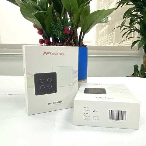 Công tắc cảm ứng nhà thông minh FPT Smart Home Athena vuông màu đen 4 nút