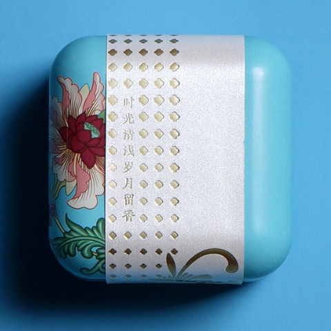 Hộp thiếc đựng trà cạnh tròn hoạ tiết hoa kích thước dài 80*80*56mm