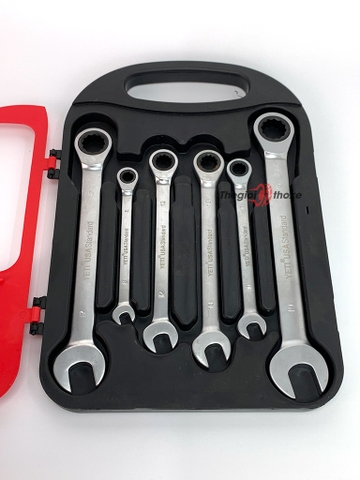 Toàn bộ 7 chiếc cờ lê được cất giữ trong hộp nhựa bền