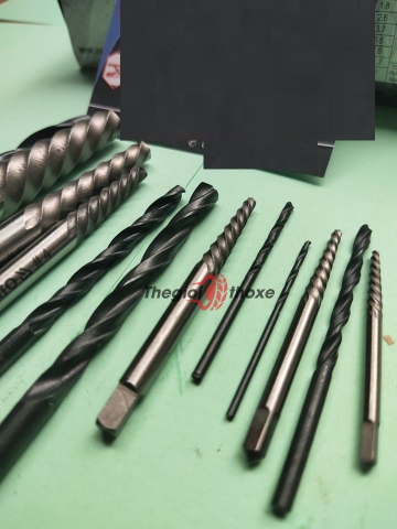 Bộ dụng cụ lấy ốc gãy Yato được làm từ chất liệu thép cứng cáp, bền bỉ