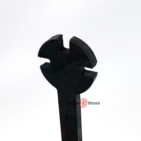 Thiết kế cờ lê theo dạng đầu tròn với mỗi đầu có 3 giác kích cỡ khác nhau