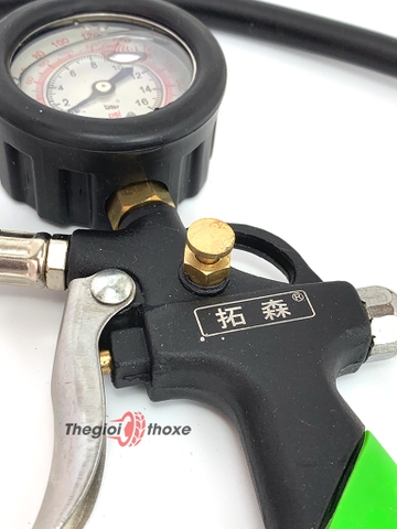 Đồng hồ đo hơi xe máy được làm từ chất liệu kim loại chắc chắn