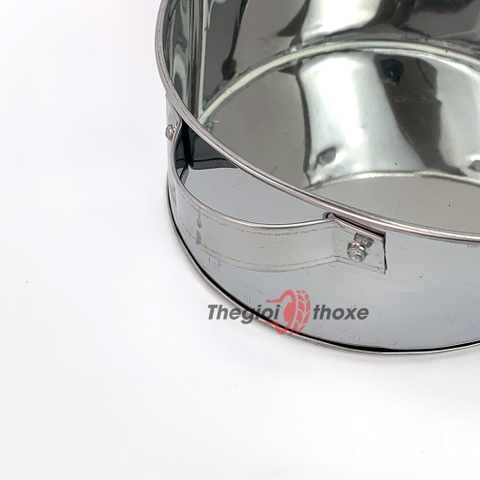 Thiết kế tay cầm của khay đựng dầu thải giúp người dùng thao tác cầm đổ dầu thải được dễ dàng hơn