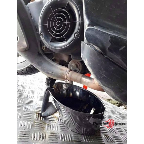 Hứng dầu thải xe máy