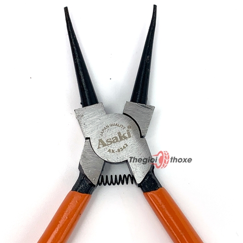 Kìm được tích hợp một lò xo trên cán giúp thao tác mượt mà và nhanh hơn