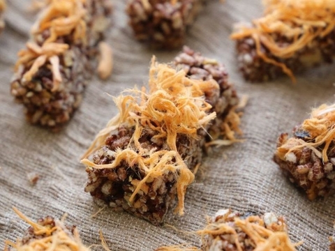 Cơm cháy gạo lứt bao nhiêu calo? Ăn cơm cháy gạo lứt có béo không?