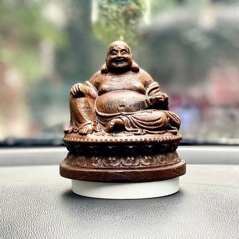 Tượng Di Lặc để ô tô