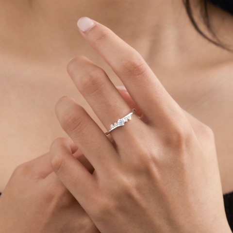 Nhẫn Bạc 925 Dáng Xoắn Chéo Đính Đá Chủ Lấp Lánh - VCR507 - Hover