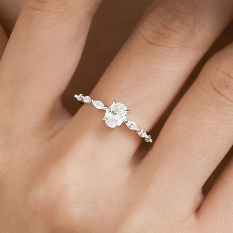 Nhẫn Bạc 925 Đính Đá Chủ Oval Gắn Đá Viền Lấp Lánh - VCR510