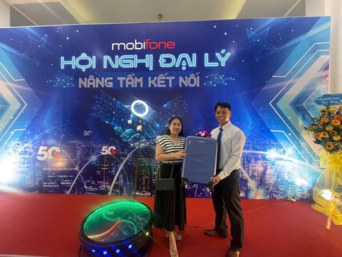 Kim Ánh họp mặt đại lý Mobifone khu vực Tp Bến Tre, vui quá xá với ca sỹ Lâm Hùng