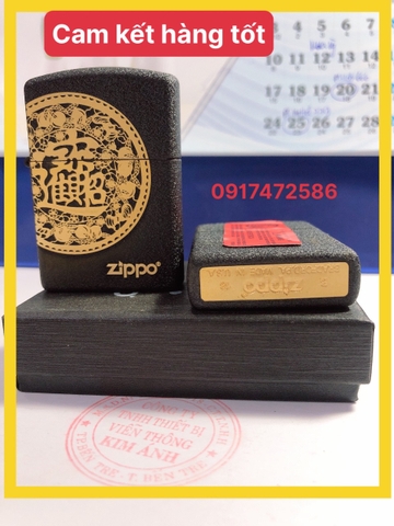 Bật lửa Zippo Chiêu Tài Tiến Bảo màu đen bụi nhám, có tem đỏ
