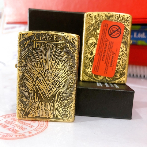 Bật lửa Zippo khắc ăn mòn Game Of Thrones Ngàn Kím, Vỏ bằng đồng có tem đỏ ăn mòn