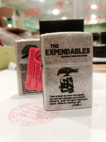 Bật Lửa, hộp quẹt Zippo Chim Đậu Đầu Lâu The Expendables Bạc Gỉa Cổ,  Vỏ đồng có tem đỏ