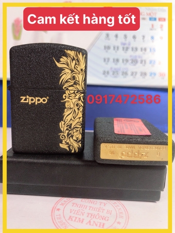 Bật lửa Zippo khắc ăn mòn, đổ sơn Hoa Văn màu Đen Bụi loại Nhám, có tem đỏ
