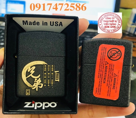 BẬT LỬA ZIPPO TÌNH HUYNH ĐỆ MÀU ĐEN BỤI, CÓ TEM ĐỎ