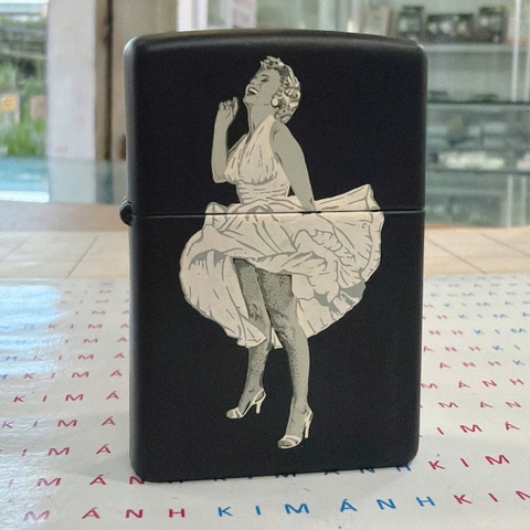 Bật Lửa Zippo Mỹ Khắc Ăn Mòn Đổ Sơn Chủ Đề Marilyn Monroe, Hàng Chính Hãng Có Giấy Nhập Khẩu Gửi Kèm