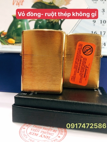 Bật lửa Zippo Màu Vàng loại Xước Ngang , vỏ đồng có tem đỏ