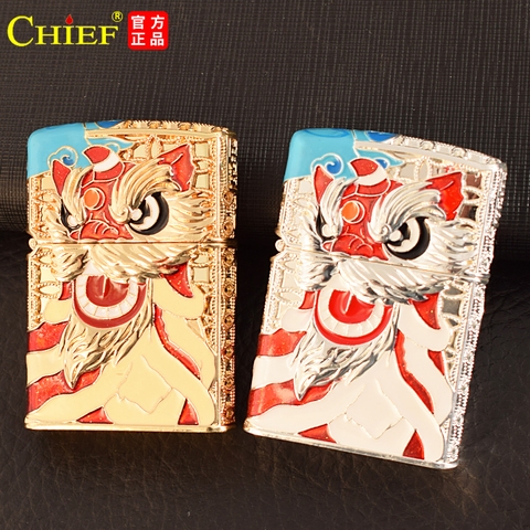 Hộp quẹt, bật lửa Chief đồng nguyên chất chủ đề Đầu Lân khảm men, hàng chính hãng vỏ bằng đồng