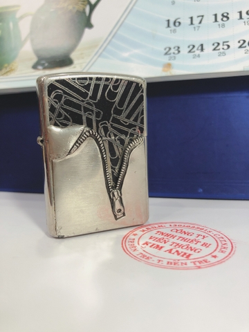 BẬT LỬA ZIPPO MỸ Lacke bạc Eblem mẫu dây kéo đẹp, Hàng chính hãng