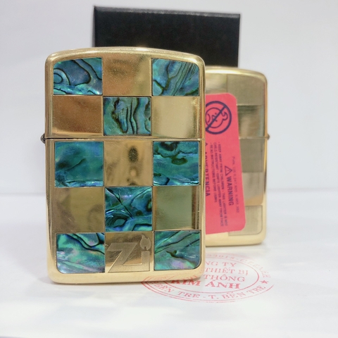 Bật lửa, hộp quẹt Zippo Armor vỏ dầy khắc ăn mòn khảm xà cừ  mẫu Ca rô, Vỏ bằng đồng có tem đỏ