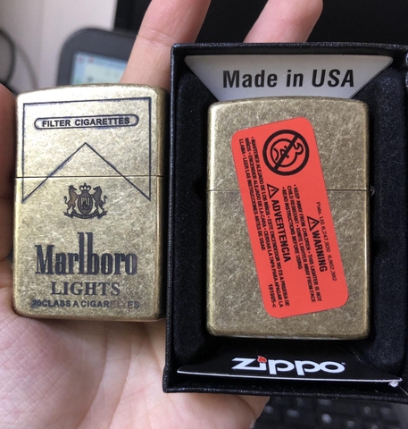 Bật lửa Zippo Marlboro Màu vàng loại giả cổ - Vỏ đồng có tem đỏ