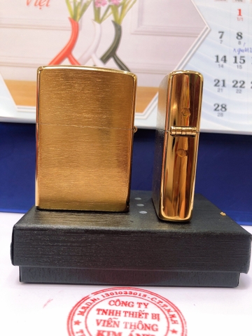 LA MÃ - BẬT LỬA ZIPPO MÀU VÀNG  LOẠI XƯỚC NGANG, Mọc La mã, Vỏ bằng đồng ruột thép có tem đỏ