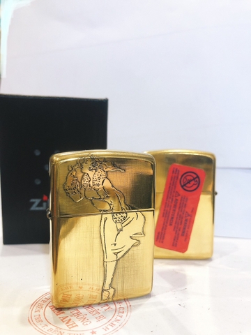 Bật lửa Zippo Armor vỏ dầy, khắc chìm mẫu Cô Gái Gió (màu vàng ) loại trơn bóng, Hàng loại 1 vỏ bằng đồng có em đỏ