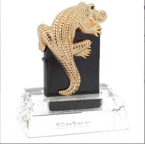 Bật lửa Chief đồng nguyên chất đính hình Vua Cá sấu màu đen bóng