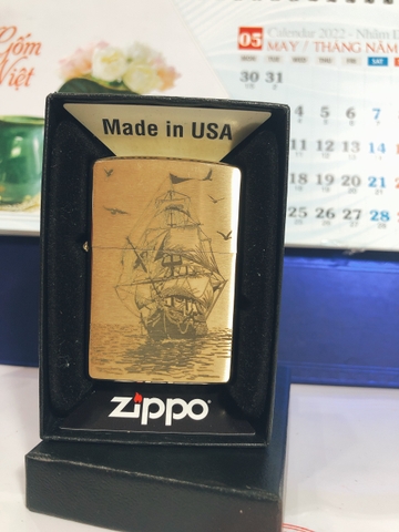 BẬT LỬA ZIPPO MỸ 204 Brushed brass, Khắc ăn mòn chủ đề Thuận Buồm Xuôi Gió, Hàng chính hãng