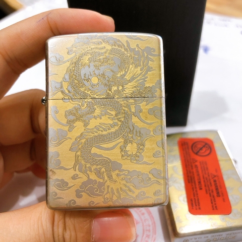 Bật lửa Zippo Satin khắc ăn mòn Rồng phun châu, Vỏ bằng đồng có tem đỏ